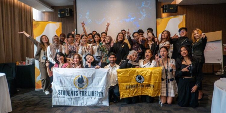 Generasi muda LDII Sulawesi Barat, Nirmala Ayuningtyas berpose bersama peserta Students for Liberty. Foto: LINES.