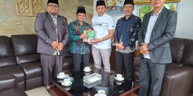 DPW LDII Sumatera Barat bersama Cendekiawan Muslim Ahmad Ali silaturahim dengan Ketua Pengurus Wilayah Nahdlatul Ulama (PWNU) Sumatera Barat. Foto: LINES.