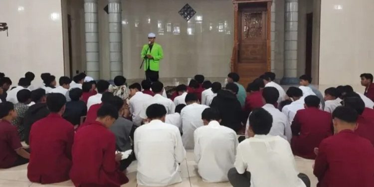 Pondok Pesantren Al Barru, yang berada naungan DPD LDII Wonogiri, membentuk karakter santri melalui program pembiasaan disiplin sejak dini. Foto: LINES
