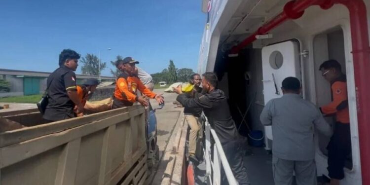 DPW LDII Kepulauan Riau dan Senkom Mitra Polri Kota Batam membantu Badan Keamanan Laut (Bakamla) RI menyalurkan bantuan banjir di Aceh. Foto: LINES.