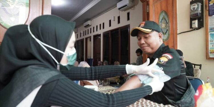 Majelis Taklim Al Barokah naungan PAC LDII Jati, Jakarta Timur, bekerja sama dengan Sabang Merauke Eye Center (SMEC) menggelar kegiatan pemeriksaan kesehatan mata dan umum. Foto: LINES.