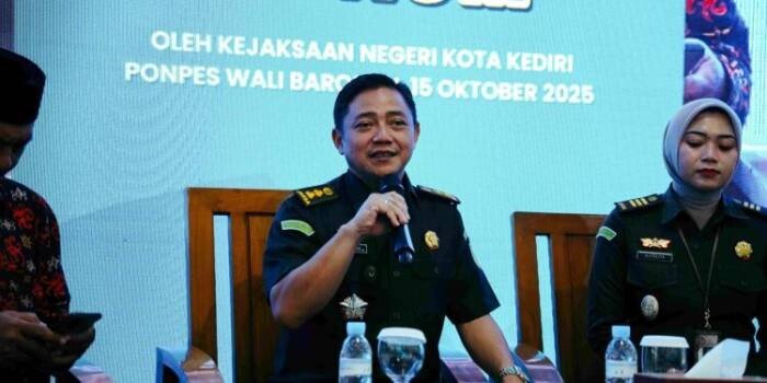 Kepala Kejaksaan Negeri (Kajari) Kota Kediri, Andi Mirnawaty, bersama para jaksa dari Kejaksaan Negeri Kota Kediri, memberikan edukasi hukum. Foto: LINES.