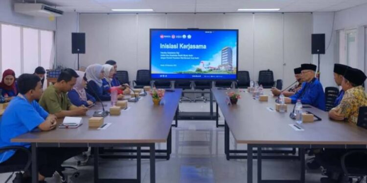 Pimpinan Pondok Pesantren (Ponpes) Wali Barokah Kediri mengunjungi Fakultas Kedokteran Gigi (FKG) Institut Ilmu Kesehatan (IIK) Bhakti Wiyata. Foto: LINES.