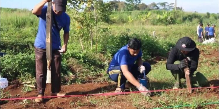 DPD LDII Kota Bogor bekerja sama dengan Yayasan Rancabungur Hijau Barokah menggelar penanaman bibit jagung. Foto: LINES.