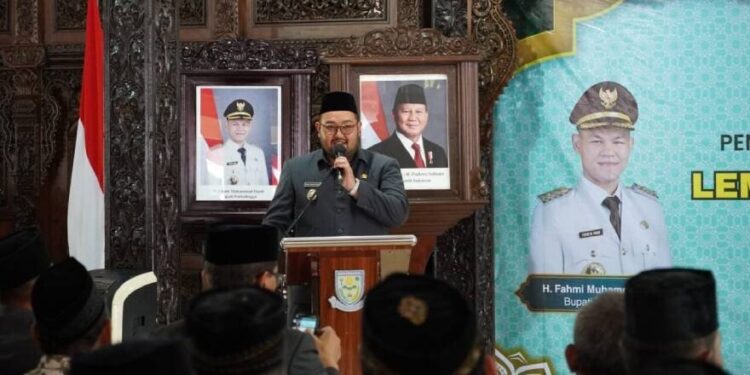 Pengurus DPD LDII Kabupaten Purbalingga periode 2025–2030 dilantik di Pendapa Dipokusumo, Purbalingga yang didampingi Ketua DPW LDII Jawa Tengah Singgih Tri Sulistiyono dan Wabup Purbalingga Dimas Prasetyahani. Foto: LINES.