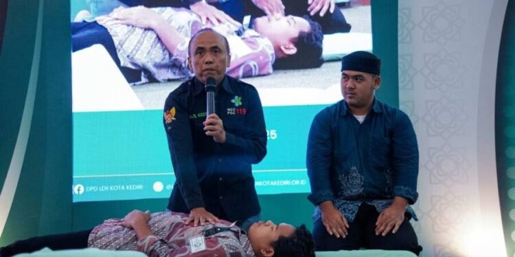 Seminar Bantuan Hidup Dasar Ponpes Wali Barokah Kediri. Foto: LINES.