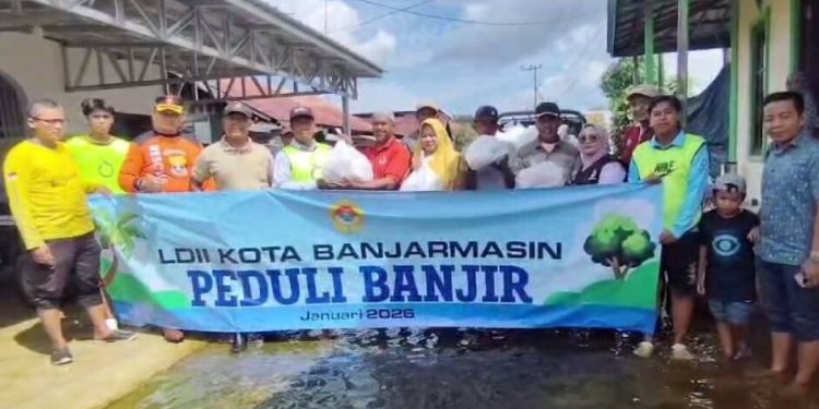 Paket sembako itu disalurkan kepada warga terdampak bencana banjir di area Banjarmasin. Foto: LINES.