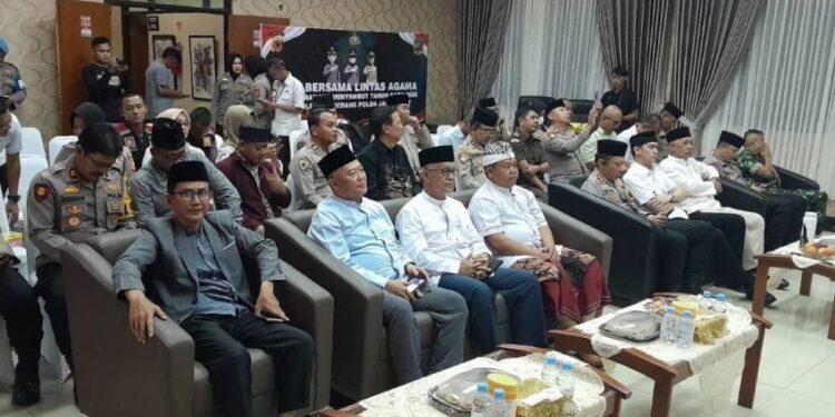 Kepolisian Daerah Jawa Barat menggelar doa bersama lintas agama jelang pergantian tahun. Foto: LINES.