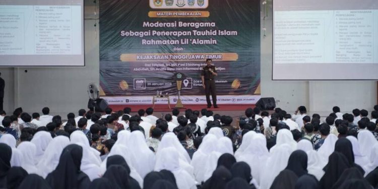 Santri Ponpes Al Ubaidah saat mengikuti pembekalan hukum Kejati Jawa Timur. Foto: LINES.