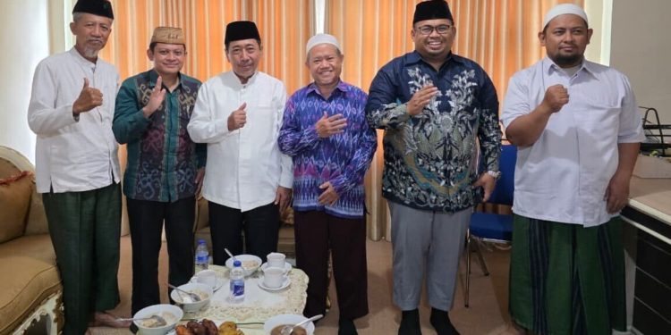 Jajaran pengurus DPW LDII Provinsi Sulawesi Tengah silaturahim ke Kantor Pengurus Besar (PB) Alkhairaat di Kota Palu. Kunjungan diterima Ketua Umum PB Alkhairaat Mohsen Aliydrus di ruangannya Jalan Sis Al-Jufri Kota Palu, Selasa (20/1). Foto: LINES