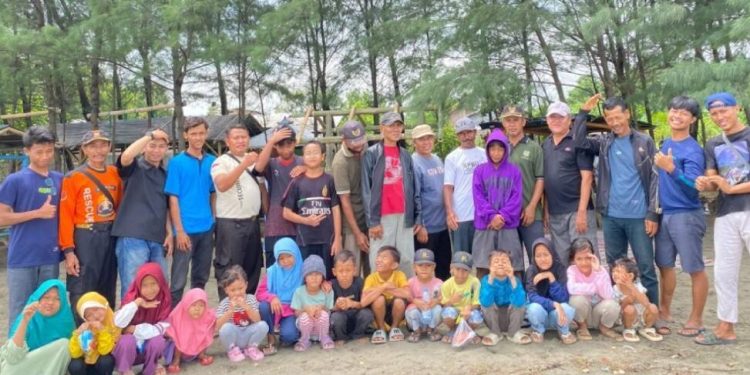 Warga LDII Tegal menggelar wisata di Pantai Pandemi. Foto: LINES.