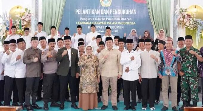 DPD LDII Kabupaten Kebumen menggelar pelantikan dan pengukuhan pengurus masa bakti 2025-2030. Pelantikan berlangsung di GOR PP Baitussyakur, Kebumen, Jawa Tengah yang turut dihadiri Bupati Kebumen Lilis Nuryani, pada Minggu (28/12/2025). Foto: LINES