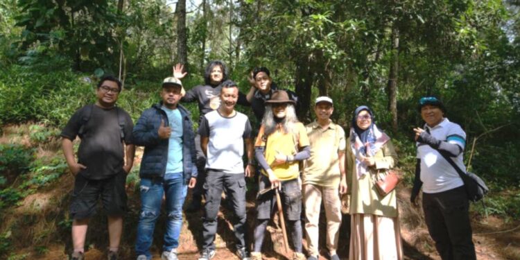 Ketua DPD LDII Kota Salatiga Siswarsono dan sejumlah warga LDII mengikuti kegiatan penanaman 800 bibit pohon di Lereng Merbabu Utara. Foto: LINES