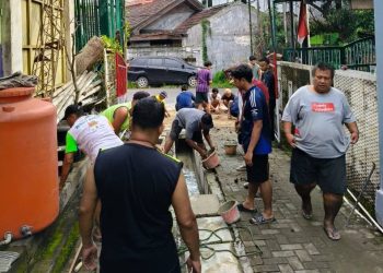 Warga LDII Periuk Jaya Bersihkan Masjid dan Lingkungan Sambut Ramadan 1447 H