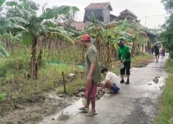 LDII Limbangan Kerja Bakti Bersama Warga Perbaiki Jalan Penghubung
