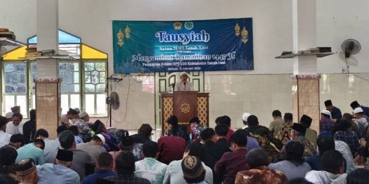 Ketua Majelis Ulama Indonesia (MUI) Kabupaten Tanah Laut (Tala), KH Ahmad Syarifuddin Noor, menyampaikan tausyiah pada pengajian umum LDII. Foto: LINES.