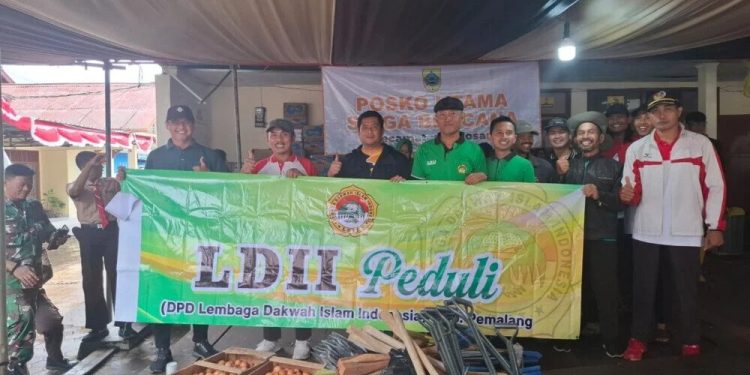 DPD LDII Kabupaten Pemalang menyalurkan bantuan kemanusiaan kepada warga terdampak bencana tanah longsor dan banjir bandang di wilayah selatan Pemalang, Jawa Tengah. Foto: LINES