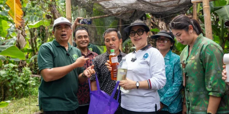 Ketua Tim Penggerak Pemberdayaan dan Kesejahteraan Keluarga (TP PKK) Kabupaten Tabanan, Rai Wahyuni Sanjaya, mengunjungi tempat pengolahan sampah plastik milik warga LDII Tabanan, Imam Kambali, Rabu siang (11/2/2026). Foto: LINES