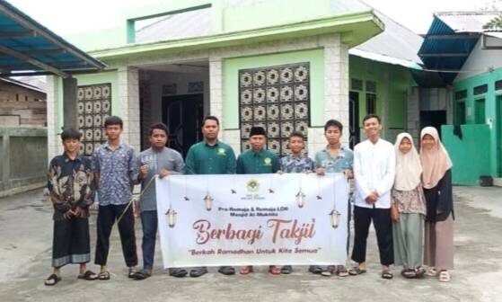 DPD LDII Kabupaten Maluku Tengah membagikan takjil kepada masyarakat menjelang waktu berbuka puasa. Foto: LINES.