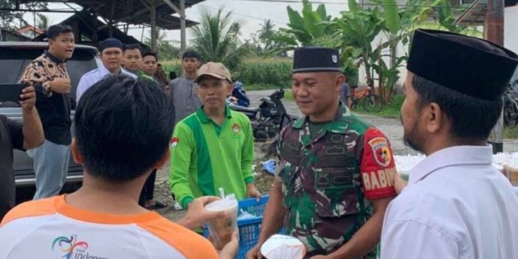 Ketua DPD LDII Kabupaten Agam, Hadi Putra, menjelaskan berbagi takjil tersebut wujud kepedulian sosial. Foto: LINES.