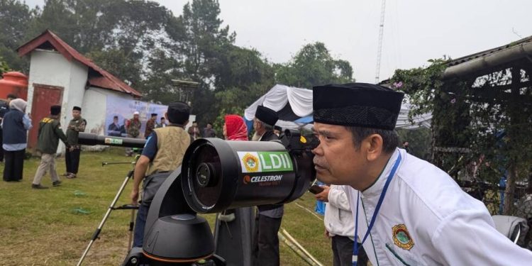 DPW LDII Jawa Barat melaksanakan rukyatul hilal di Bosscha, Lembang. Foto: LINES.