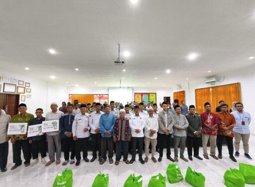 LDII Karangasem menghadiri penyerahan bantuan bagi marbot masjid dari Kemenag. Foto: LINES.