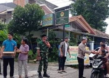 LDII Tambaksari Bersama Babinsa dan Bhabinkamtibmas Bagikan Ratusan Paket Takjil