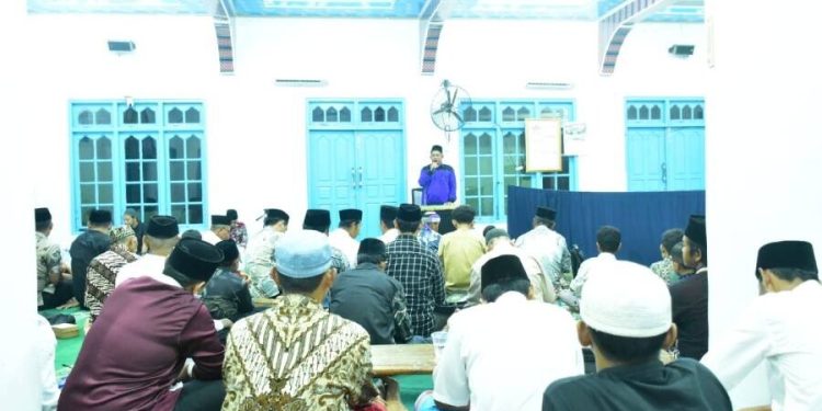 Ketua MUI Dayun, Ustaz Muhajir mengisi tausiah agama “Pengajian Akbar LDII Dayun”. Foto: LINES.