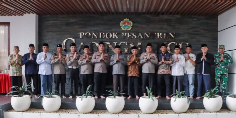 Kapolres Jombang, AKBP Ardi Kurniawan, beserta jajarannya silaturahmi ke kediaman para kiai di Pondok Pesantren Gadingmangu. Foto: LINES.