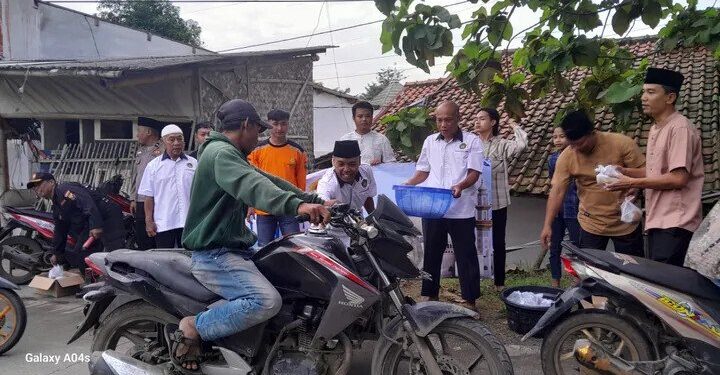 Memasuki bulan suci Ramadan, Pimpinan Anak Cabang (PAC) LDII Kecamatan Pusakanagara, Kabupaten Subang, Jawa Barat membagikan ratusan paket takjil kepada masyarakat. Foto: LINES