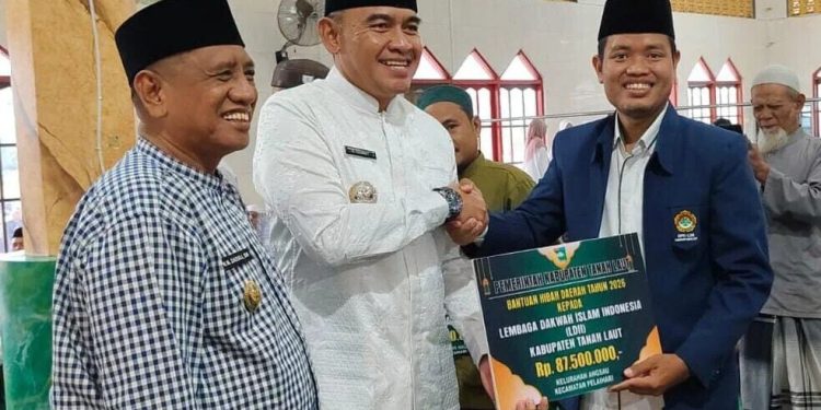 Pemerintah Kabupaten Tanah Laut, Kalimantan Selatan menggelar Safari Ramadan untuk mempererat silaturahmi antara pemerintah daerah dengan para tokoh agama, tokoh masyarakat, dan warga. Foto: LINES