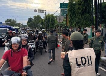 Pemuda LDII Gresik Bagikan Takjil untuk Bantu Pengguna Jalan