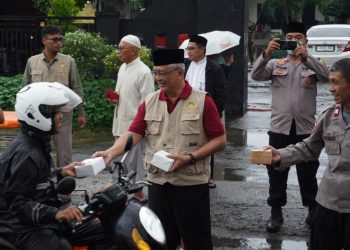 LDII Kota Bekasi Bagikan Ratusan Takjil untuk Pengendara