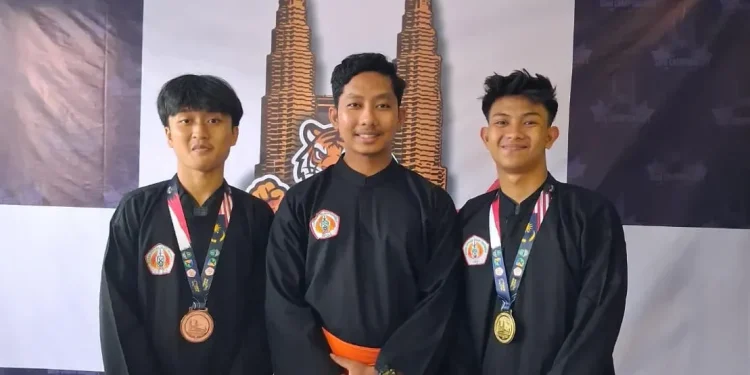 Dua siswa SMA Wali Barokah Boarding School Kota Kediri mengukir prestasi dalam ajang bergengsi Kejuaraan Nasional (Kejurnas) Pencak Silat BMW Championship Road To Malaysia 2026. Foto: LINES
