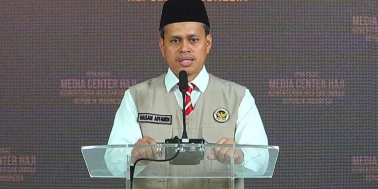 Kepala Biro Humas Kemenhaj RI Moh Hasan Afandi memberi keterangan mengenai kronologi tabrakan bus rombongan haji Indonesia. Foto: LINES.