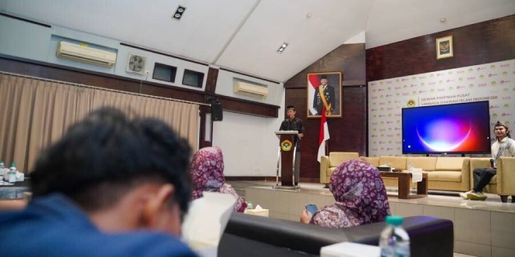 Kadep Hubungan Antar Lembaga DPP LDII H. Ponco Budiman saat memberikan sambutan di hadapan siswa dan guru SMK Tri Sukses Depok. Foto: LINES.