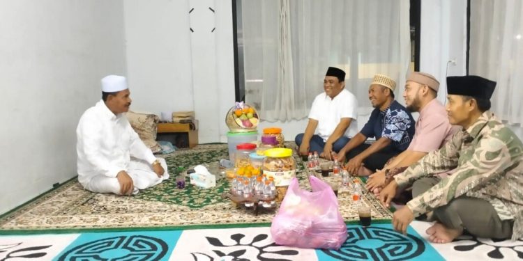 DPW LDII Banten silaturrahim dengan Ketua Umum MUI Banten KH A. Bazari Syam di Pondok Pesantren Al-Wahdah, Jawilan, Kabupaten Serang, Banten. Foto: LINES