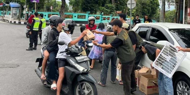 Remaja LDII Kota Magelang menggelar berbagi takjil gratis. Foto: LINES.
