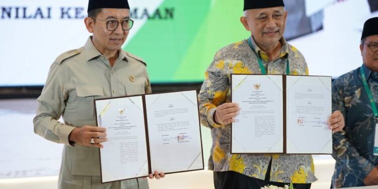 Menteri Kebudayaan Fadli Zon dan Ketua Umum DPP LDII KH Chriswanto Santoso menandatangani  MoU Kebudayaan. Foto: LINES.