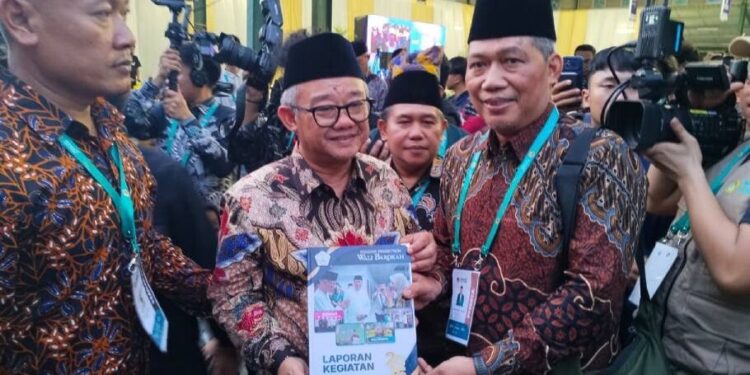 Mendikdasmen bersama Ketua DPD LDII Kediri Agung Riyanto pada momen Munas X LDII 2026. Foto: LINES.