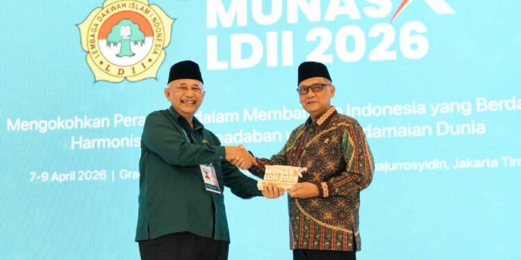 Menteri Haji dan Umrah RI KH Irfan Yusuf bersama Ketua Umum DPP LDII KH Chriswanto Santoso di gelaran Munas X LDII 2026. Foto: LINES.