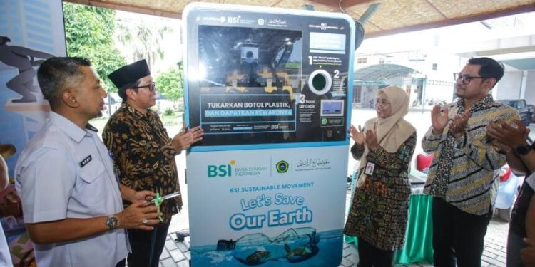 Bank Syariah Indonesia (BSI) meresmikan Reverse Vending Machine (RVM) di Pondok Pesantren (Ponpes) Minhajurrosyidin sebagai upaya pengelolaan sampah plastik. Foto: LINES.