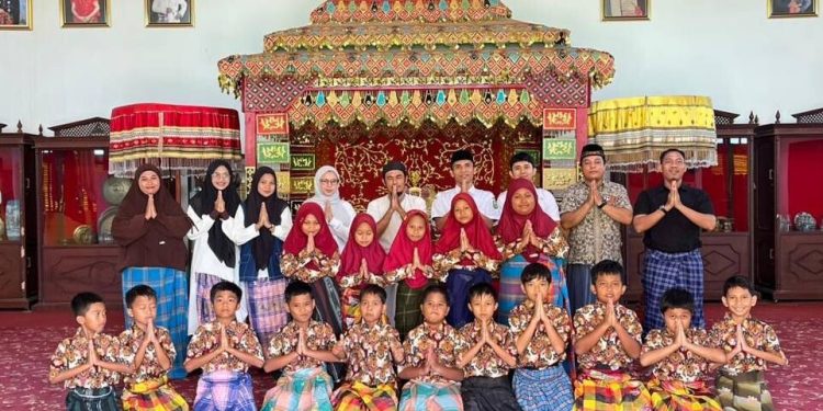 SD Budi Utomo Lamasi menggelar pembelajaran luar kelas (outing class) dengan mengunjungi tempat sejarah dan perpustakaan daerah. Foto: LINES.