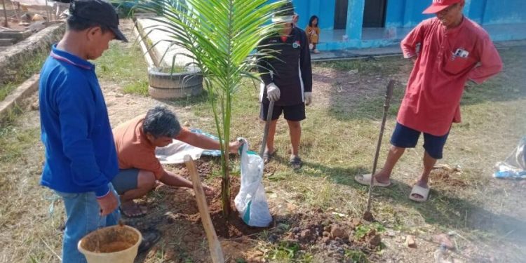 Yayasan Budi Luhur Mandiri dan LDII Kutai Timur melakukan penghijauan di area sekolah. Foto: LINES.