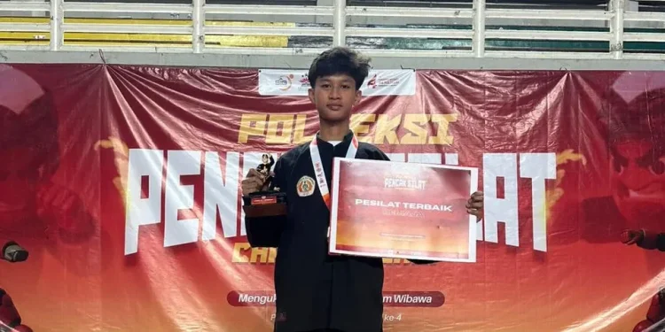 Siswa kelas 2 SMP Wali Barokah Boarding School, Alvaro Satrio Harimurti, meraih medali emas dalam Kejuaraan Pencak Silat Open Tournament. Foto: LINES