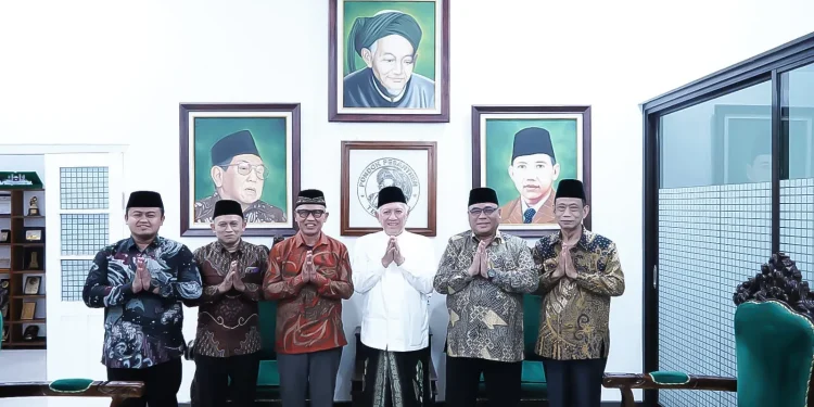 Jajaran pengurus DPW LDII Jawa Timur mengunjungi Ketua PWNU Jawa Timur KH Abdul Hakim Mahfudz di Pondok Pesantren Tebuireng, Jombang. Foto: LINES