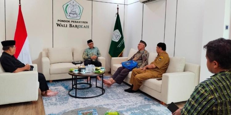 Ketua FKUB dan Kesbangpol Kota Kediri dengan Ponpes Wali Barokah membahas rencana kegiatan Lintas Agama. Foto: LINES.
