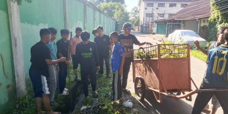 Gotong royong santri Ponpes Tawakal Jambi. Foto: LINES.