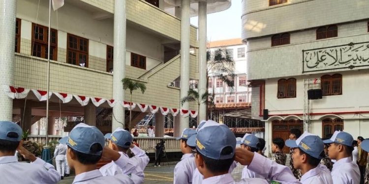 Ilustrasi Foto: Upacara Bendera di Ponpes Wali Barokah Kediri. Foto: LINES.