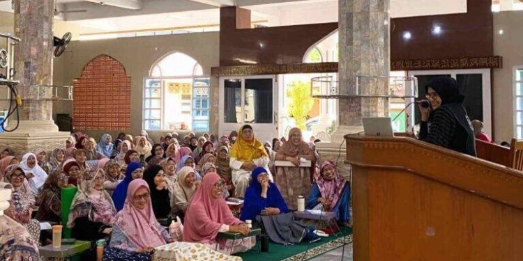 Anggota Departemen Pemberdayaan Perempuan dan Kesejahteraan Keluarga (PPKK) DPP LDII Periode 2021 – 2026 Hj Ida Royani berkunjung ke LDII Kota Padang. Foto: LINES.